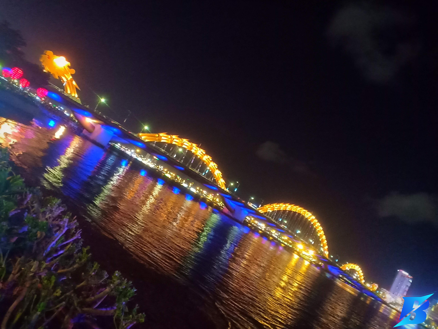Dưới ánh đèn đường