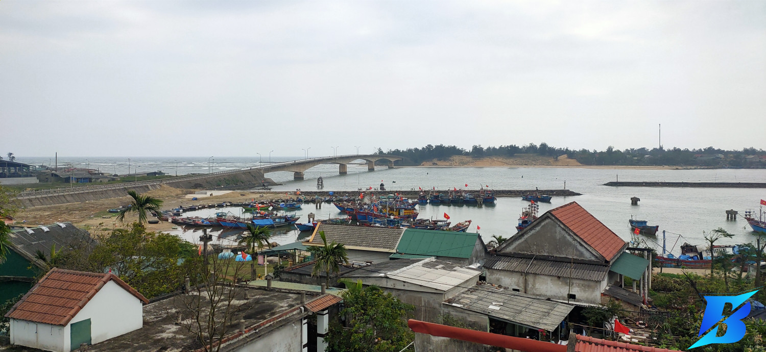 Sáng sớm ở làng chài ven biển